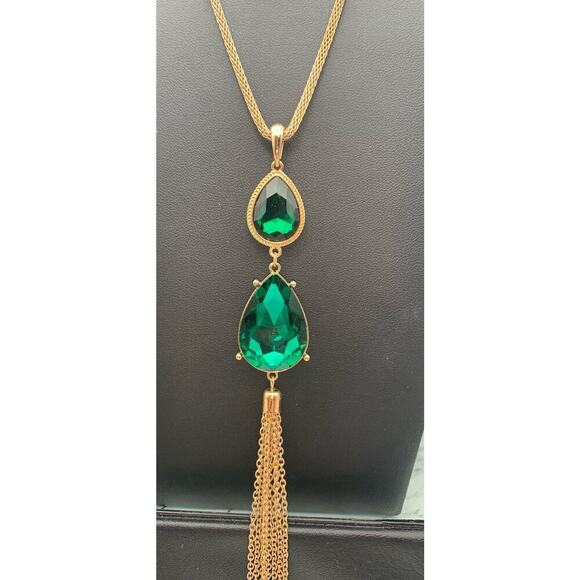 Gold Tone 1946 Brand Emerald Green Tear Drop Rhinestones & Tassel Necklace - Picture 4 of 4